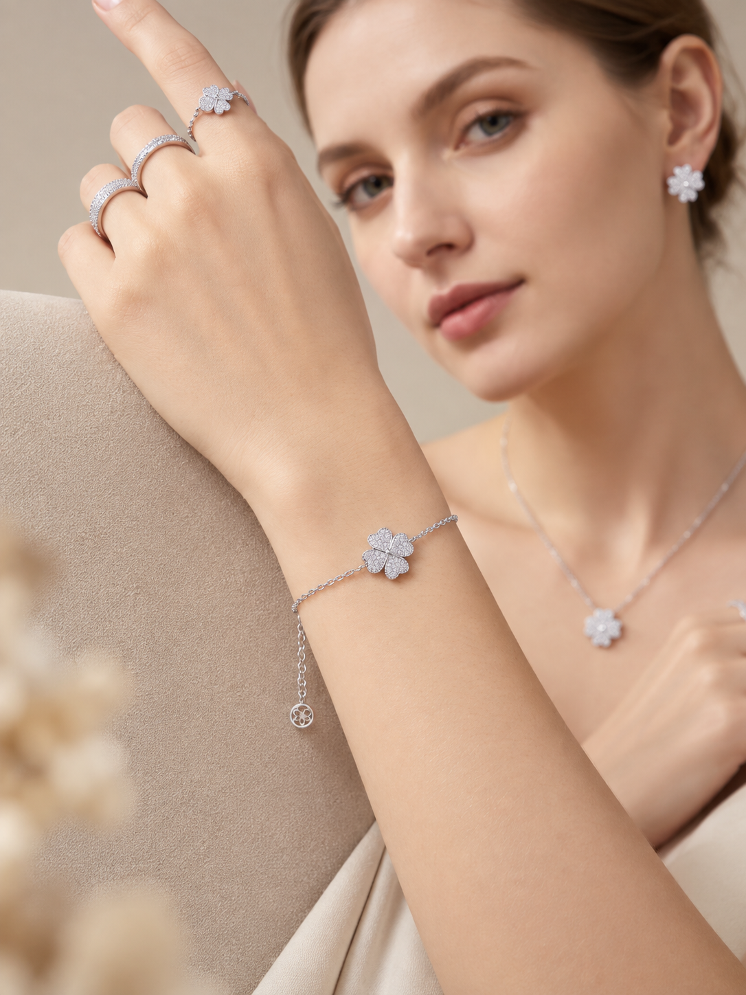 QX  Rhodium Plated Jewelry Bracelet for Ladies Four Leaf Clover Bracelet High End Version